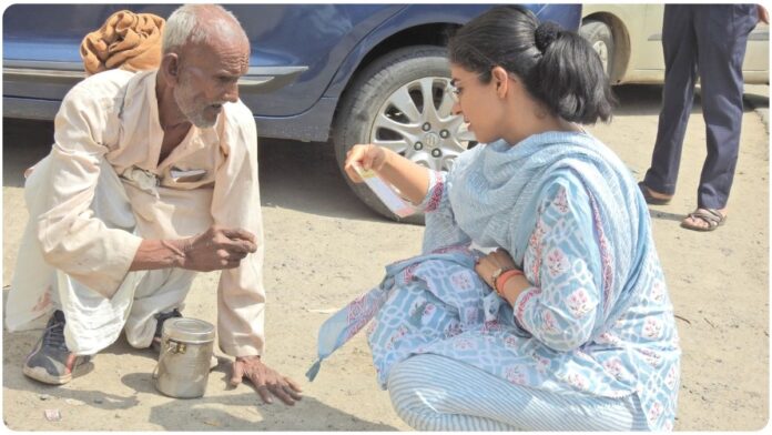 IAS officer sat on the ground and listened to the problems of the elderly, the photo went viral on social media